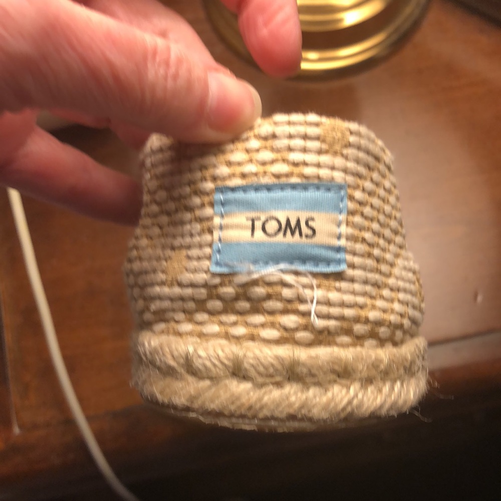 Worn once (by original owner) Toms shoes size 8. Tan pattern. Did not fit me - Picture 4 of 6